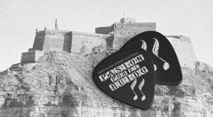 Asociación Pasión por el Ruido, puas de guitarra sobre el Castillo de Monzón.