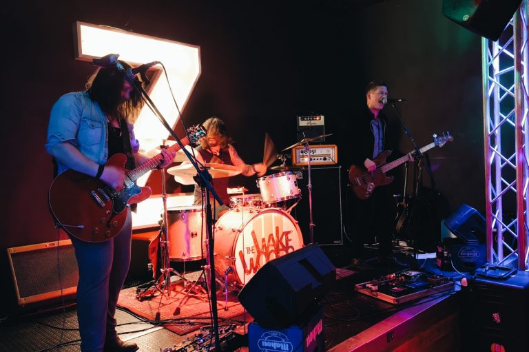 The Wake Woods en otro momento de su electrizante show el sábado 16 de noviembre de 2024 en el Pub Zeta de Monzón (Huesca).