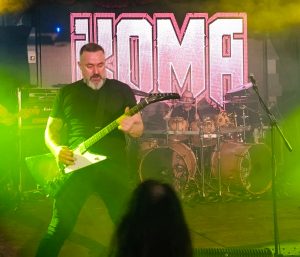 Brigi Duke en primer plano y Juan Carlos Aizpún a la batería.