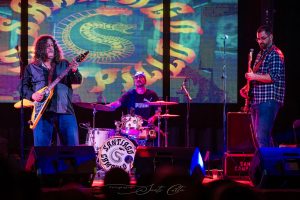 Santi Campillo y su banda asaltando el Binéfar 77 con su Blues Rock.