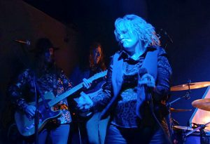 Lindsay Coleman en primer plano, Darren Flower y Bil Bertram, santos descarriados en el Pub Zeta de Monzón.